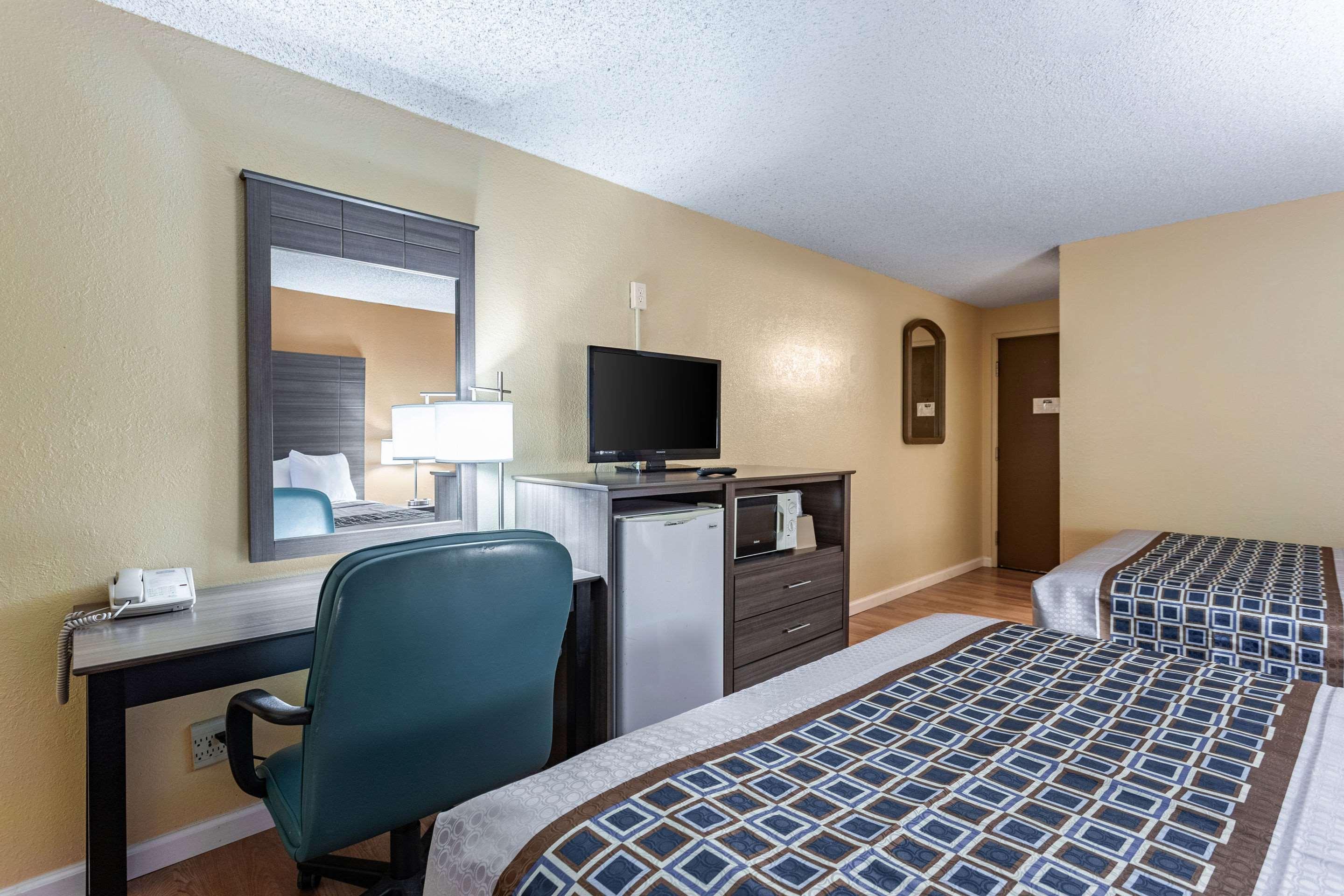 Rodeway Inn Фармингтън Екстериор снимка