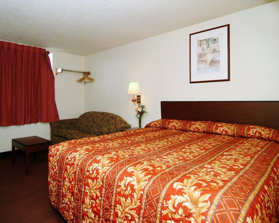 Rodeway Inn Фармингтън Екстериор снимка