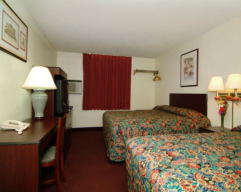 Rodeway Inn Фармингтън Екстериор снимка