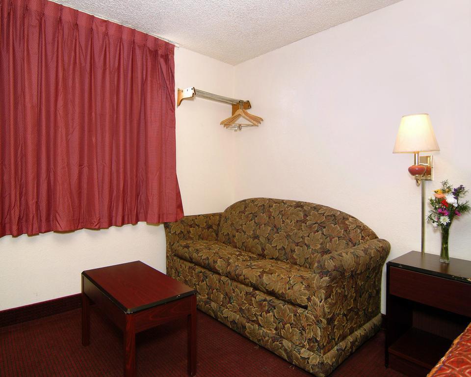 Rodeway Inn Фармингтън Екстериор снимка
