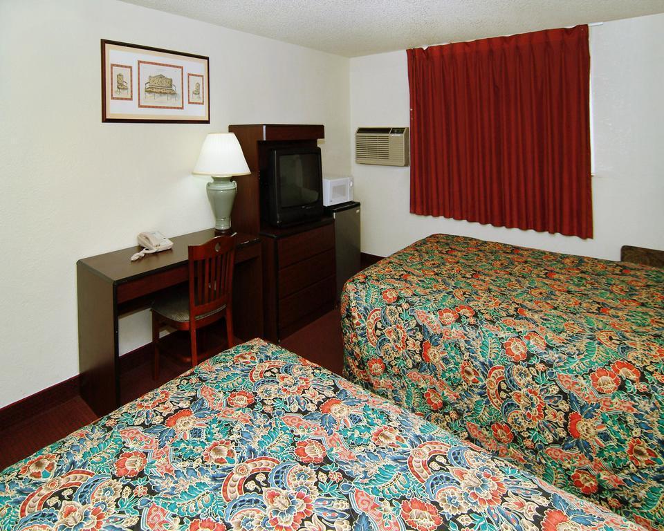 Rodeway Inn Фармингтън Екстериор снимка