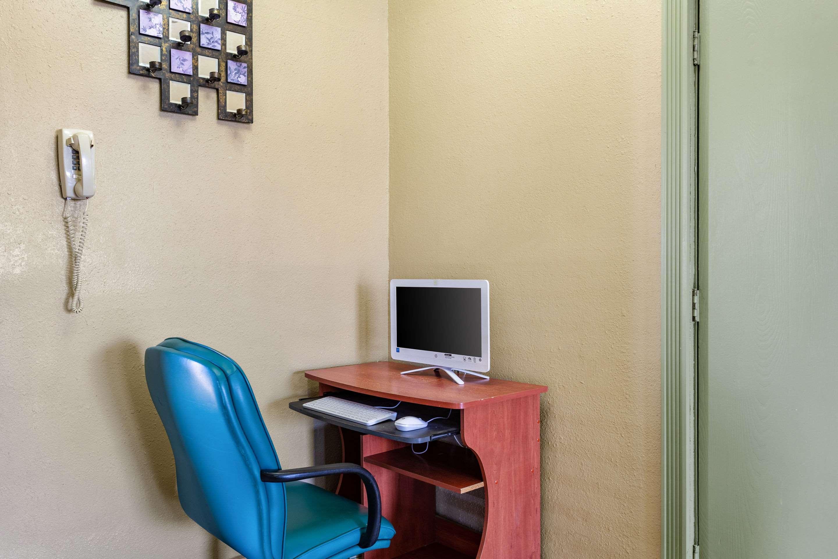 Rodeway Inn Фармингтън Екстериор снимка
