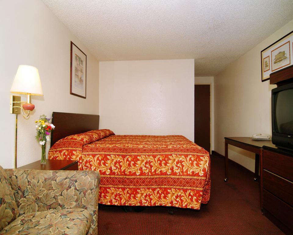 Rodeway Inn Фармингтън Екстериор снимка