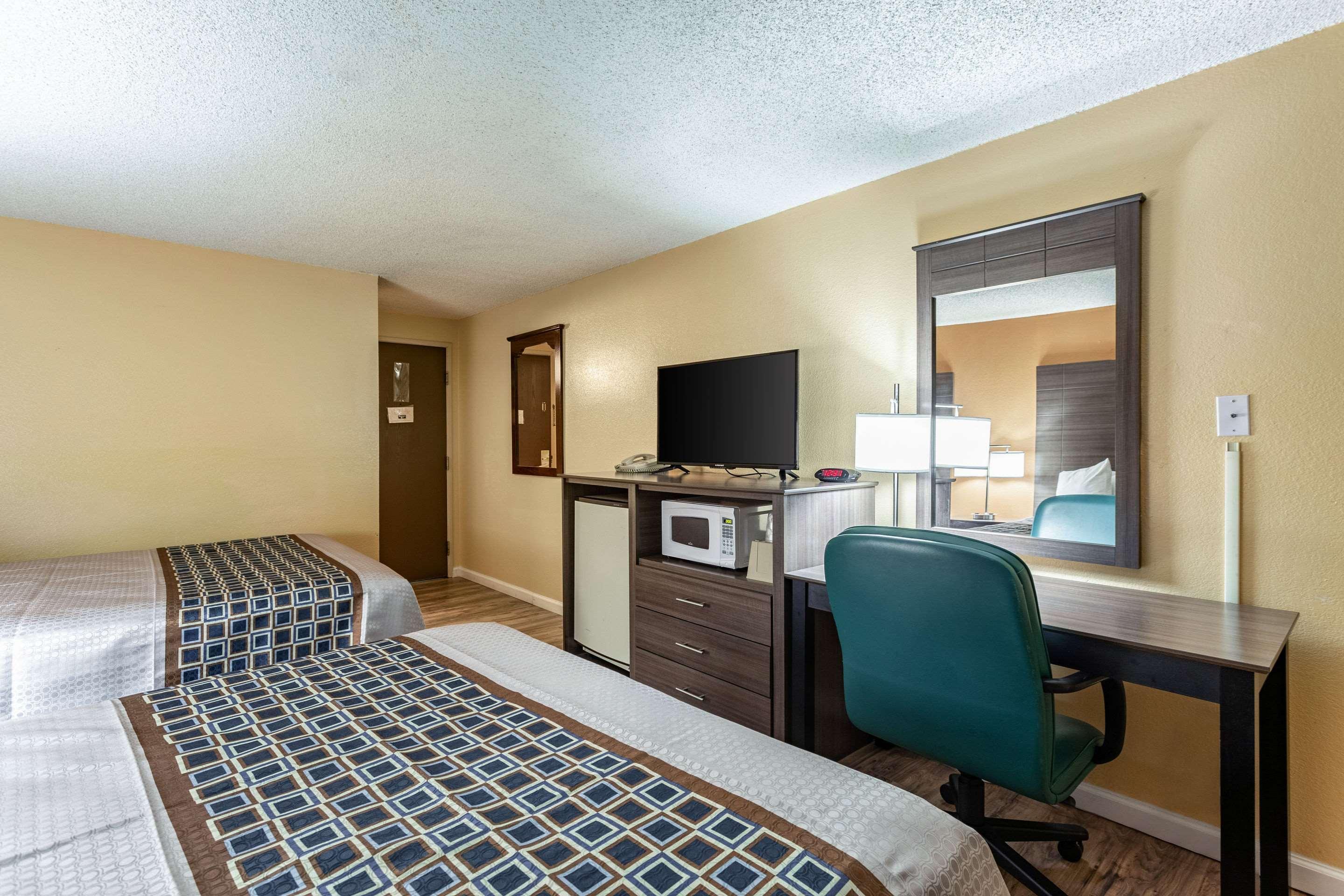 Rodeway Inn Фармингтън Екстериор снимка