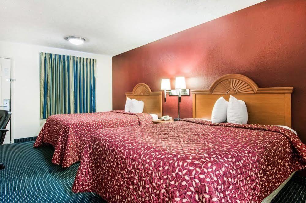 Rodeway Inn Фармингтън Екстериор снимка