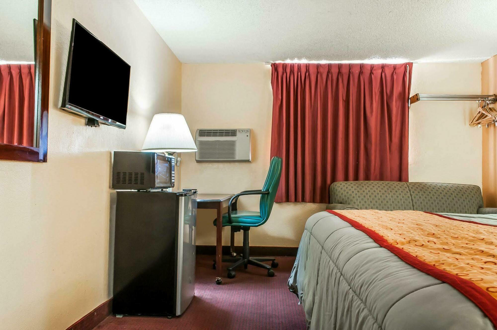 Rodeway Inn Фармингтън Екстериор снимка